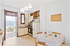 Microondas, horno y placa de cocina