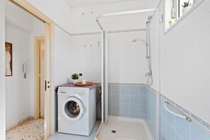 Douche, sèche-cheveux, bidet