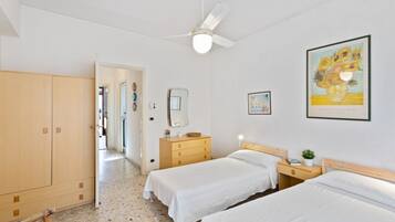 2 chambres, fer et planche Ă repasser