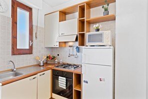 Microondas, horno y placa de cocina