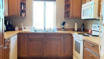 Réfrigérateur, four à micro-ondes, un four, surface de cuisson