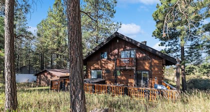 Cabin on 5 acres w/Full Gym, Steam Rm, Hot Tub. Pet Friendly. Near Glacier N.P.