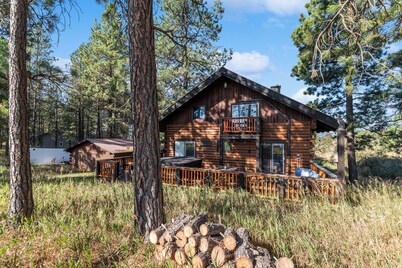 Cabin on 5 acres w/Full Gym, Steam Rm, Hot Tub. Pet Friendly. Near Glacier N.P.