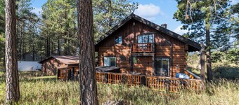 Cabin on 5 acres w/Full Gym, Steam Rm, Hot Tub. Pet Friendly. Near Glacier N.P.