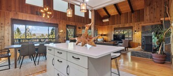 Cabin on 5 acres w/Full Gym, Steam Rm, Hot Tub. Pet Friendly. Near Glacier N.P.