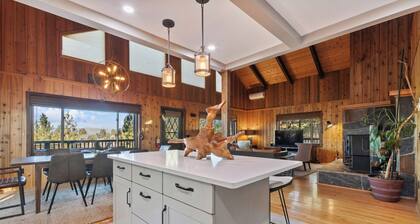 Cabin on 5 acres w/Full Gym, Steam Rm, Hot Tub. Pet Friendly. Near Glacier N.P.