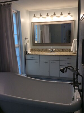 Combined shower/tub, hair dryer, towels, soap - Near Perkins Rowe and Mall of Louisiana (Baton Rouge)