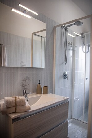 Douche, sèche-cheveux, bidet, serviettes fournies
