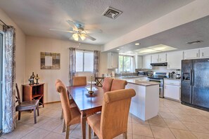 Fridge, microwave, stovetop, dishwasher - Pool & boat parking 1 mi to lake (Lake Havasu City)