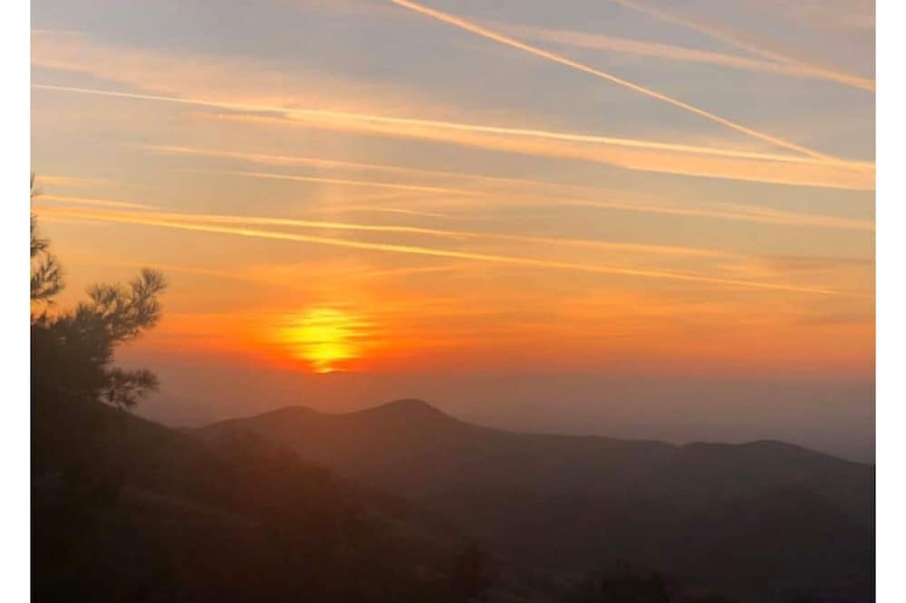 Secluded, Spacious RV on Scenic Mt top w/Sunsets