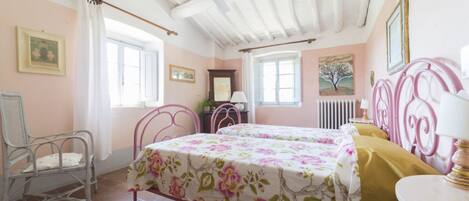 5 habitaciones, tabla de planchar con plancha, wifi y ropa de cama