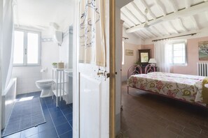 5 chambres, fer et planche à repasser, Wi-Fi, draps fournis