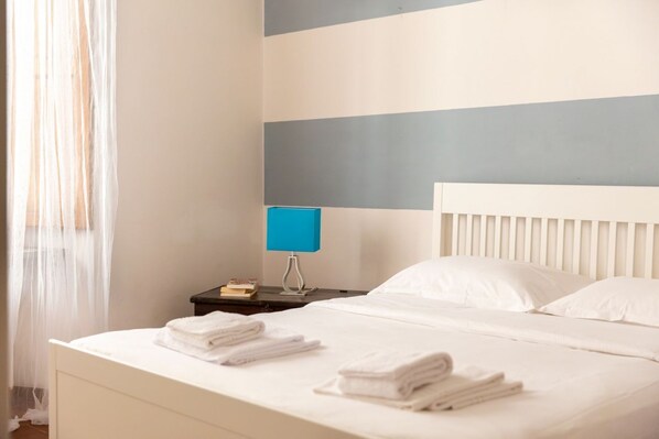 2 habitaciones, tabla de planchar con plancha, wifi y ropa de cama 