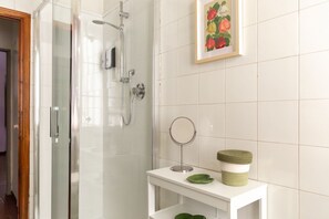 Dusche, Haartrockner, Bidet, Handtücher