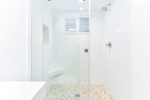 Combined shower/bathtub, hair dryer, towels