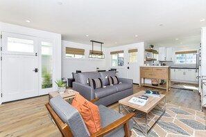 TV, fireplace - BRAND NEW Luxury 1 Bedroom Condo Steps from the Beach (Newport Beach)