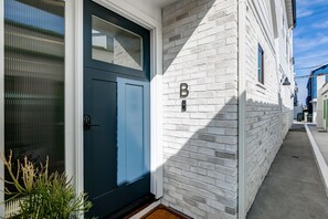 Exterior detail - BRAND NEW Luxury 1 Bedroom Condo Steps from the Beach (Newport Beach)