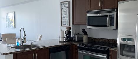 Kühlschrank, Mikrowelle, Ofen, Geschirrspüler