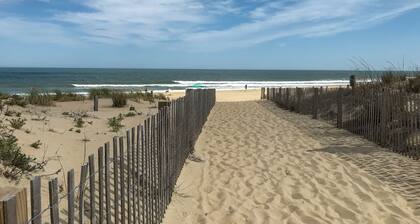 Bright Beach Home Near the Boardwalk W/ Beach Access, Free WiFi & Balcony