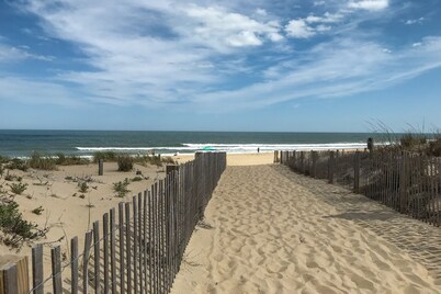 Bright Beach Home Near the Boardwalk W/ Beach Access, Free WiFi & Balcony