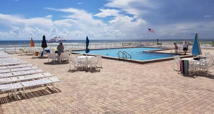 Ground-floor condo in oceanfront complex with patio, AC, tennis, & pool