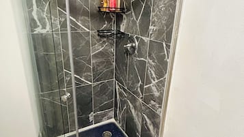 淋浴设施、吹风机、毛巾、肥皂