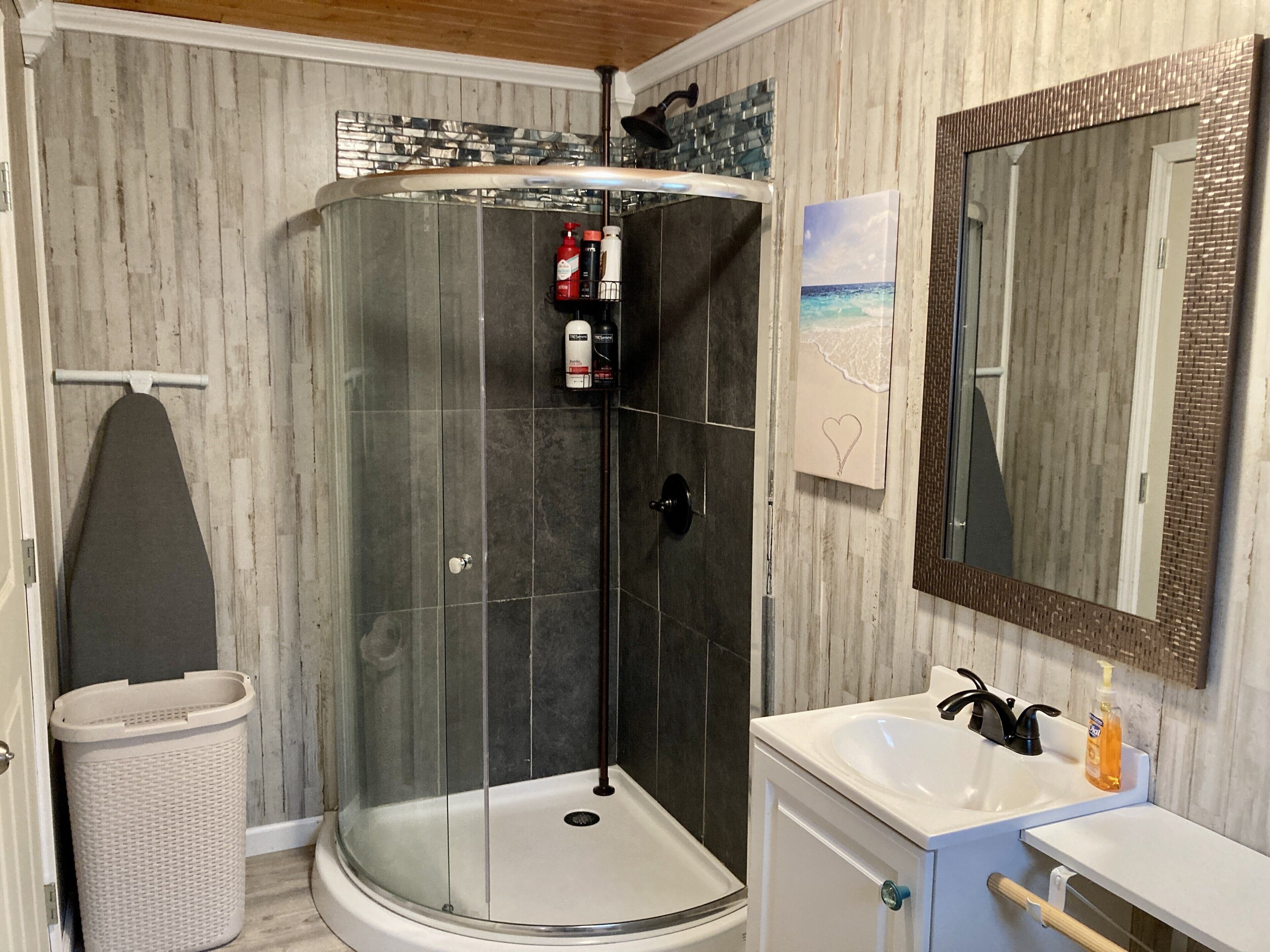 Een douche, een haardroger, handdoeken, zeep