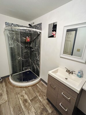 Doccia, asciugacapelli, asciugamani, sapone