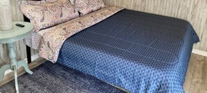 1 bedroom, iron/ironing board, free WiFi, bed sheets - Cozy King Bed Studio #2 (Benton)