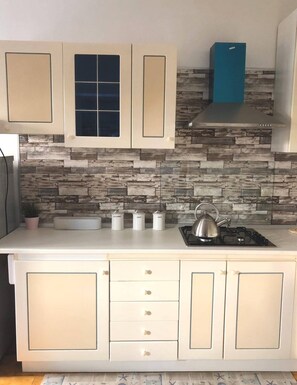 Kylskåp, mikrovågsugn, spishäll och kaffe- och tebryggare