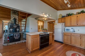 Fridge, oven, stovetop, coffee/tea maker