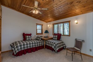 2 makuuhuonetta, silitysrauta/-lauta, ilmainen Wi-Fi, vuodevaatteet