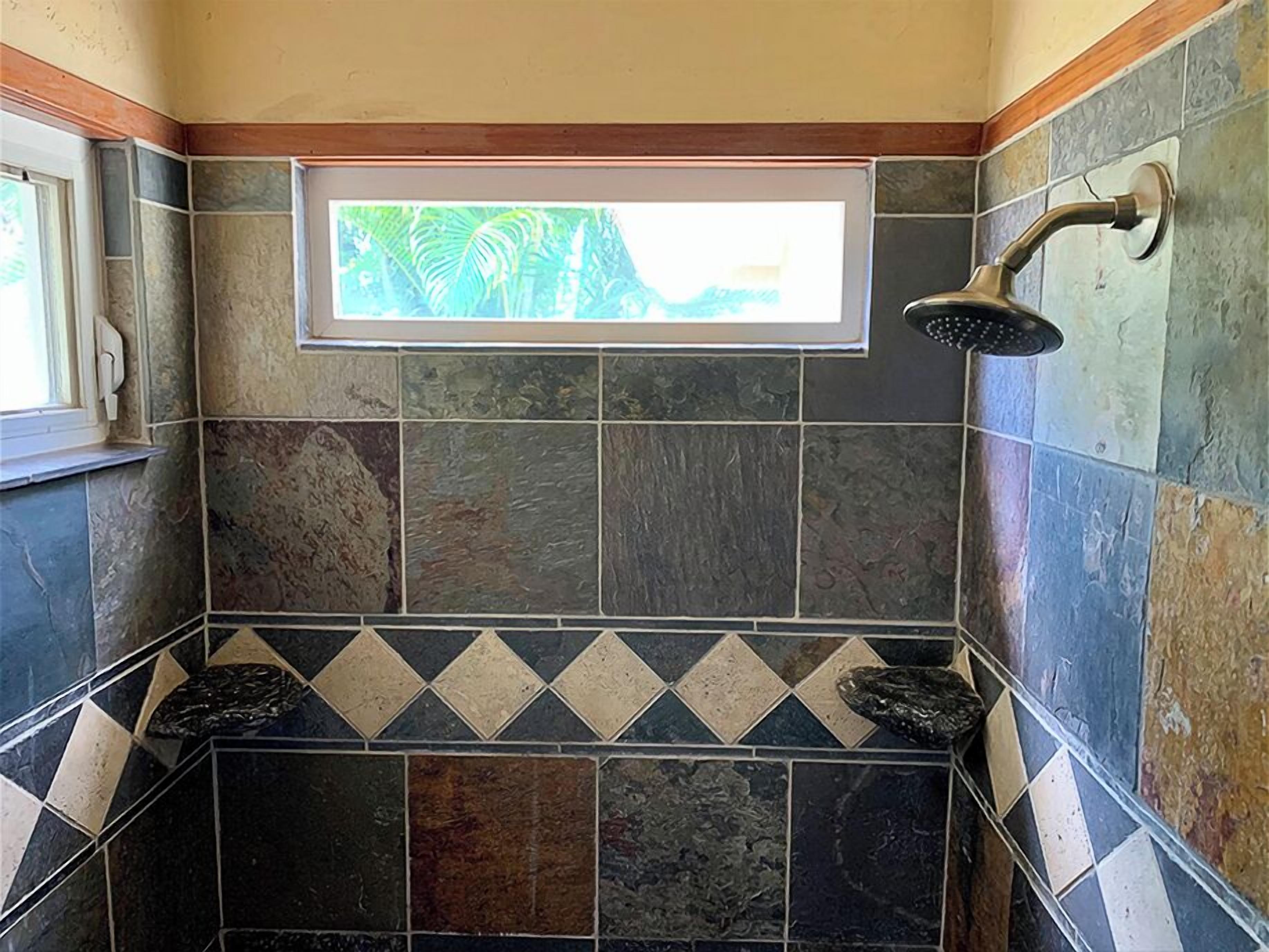 Ensemble douche/baignoire, sèche-cheveux, serviettes fournies, savon