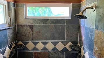 Ensemble douche/baignoire, sèche-cheveux, serviettes fournies, savon