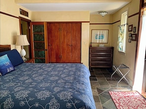 3 chambres, fer et planche à repasser, lit de bébé portatif
