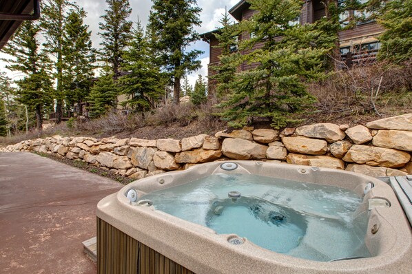 Outdoor spa tub