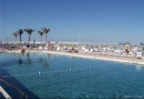 Piscine extérieure, piscine chauffée