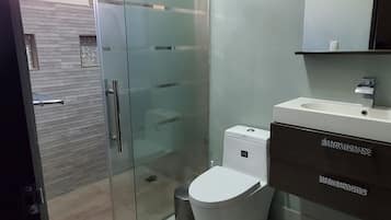 Douche, sĂšche-cheveux, serviettes fournies, savon