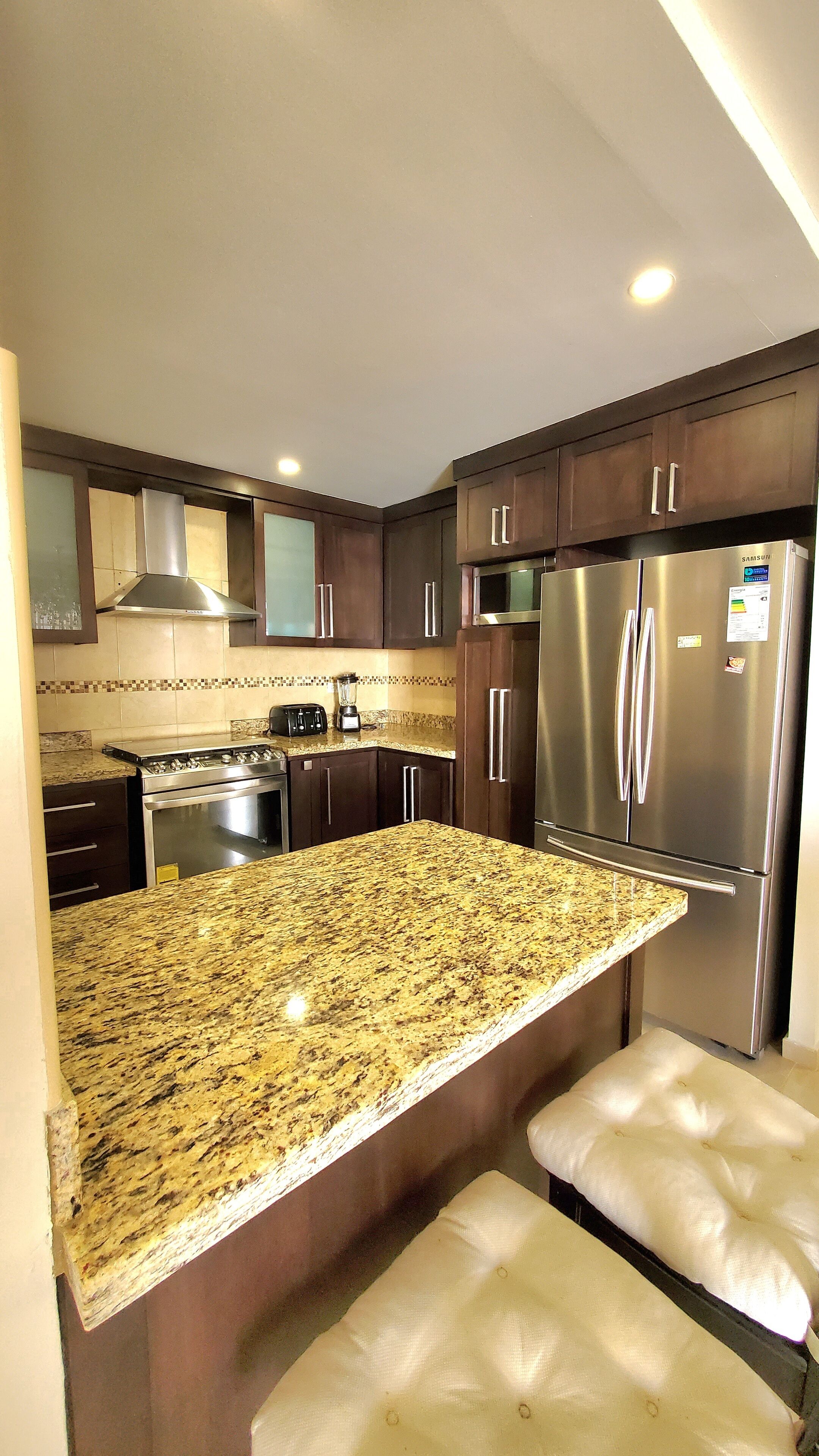 Refrigerador, microondas, horno y parrilla de estufa 