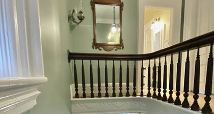 Entire Victorian Mansion - Near Main St & Farmer’s Mkt - Sleeps12