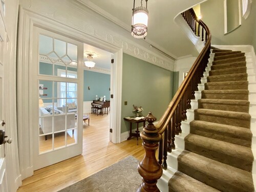 Entire Victorian Mansion - Near Main St & Farmer’s Mkt - Sleeps12