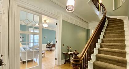 Entire Victorian Mansion - Near Main St & Farmer’s Mkt - Sleeps12