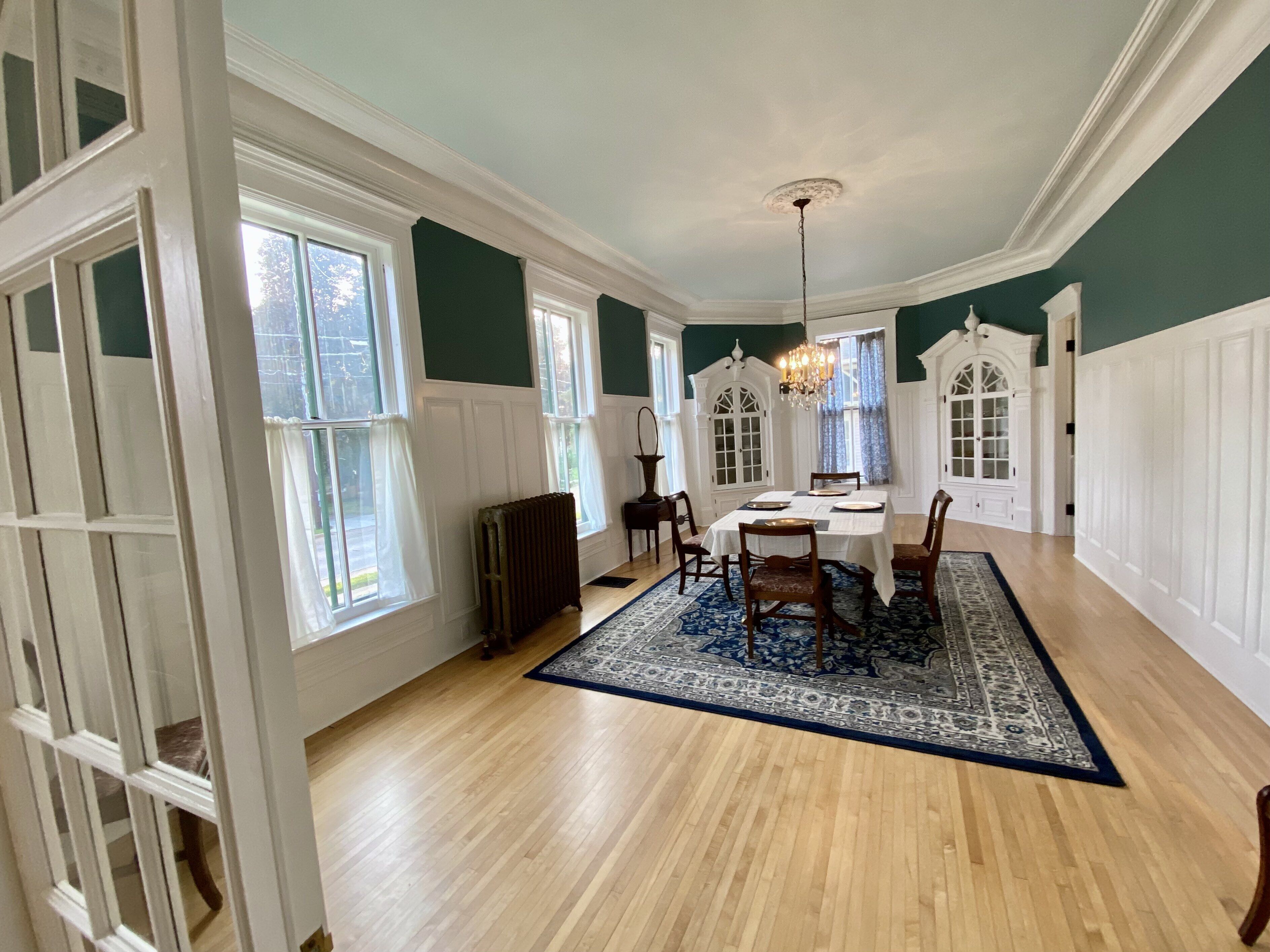 Entire Victorian Mansion - Near Main St & Farmer’s Mkt - Sleeps12