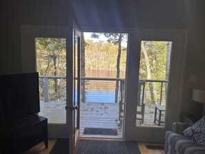 Smart TV, fireplace, streaming services