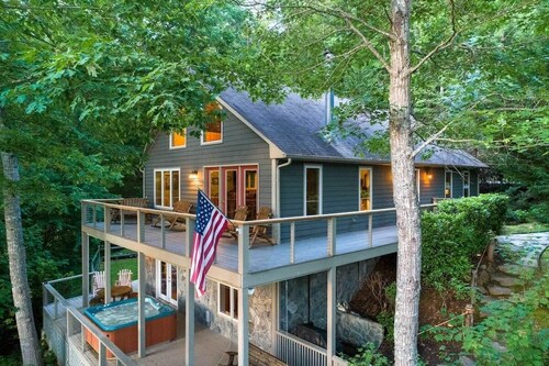 Lakefront 5BR Private Dock, boats Hot Tub, Game Room, EV Charger, Near WCU/Sylva