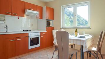 Frigorífico, microondas, horno y lavavajillas