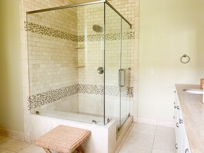 Combined shower/bathtub, hair dryer, towels, toilet paper - Lux Bethany Beach House | Walking Distance to Ocean | Gated Community with Pool (Bethany Beach)