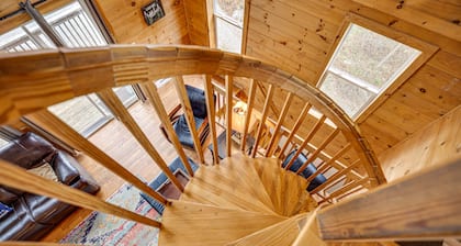 Secluded Retreat near Ski Resorts: Hot Tub, BBQ