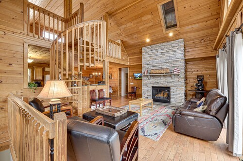 Secluded Retreat near Ski Resorts: Hot Tub, BBQ