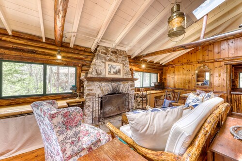 Dreamy Wooded Cabin W/ Spacious Deck, Free WiFi, Secluded Location & More
